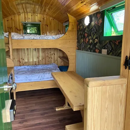Woodie The Shepherds Hut - Sleeps 4 Chichester Exterior photo