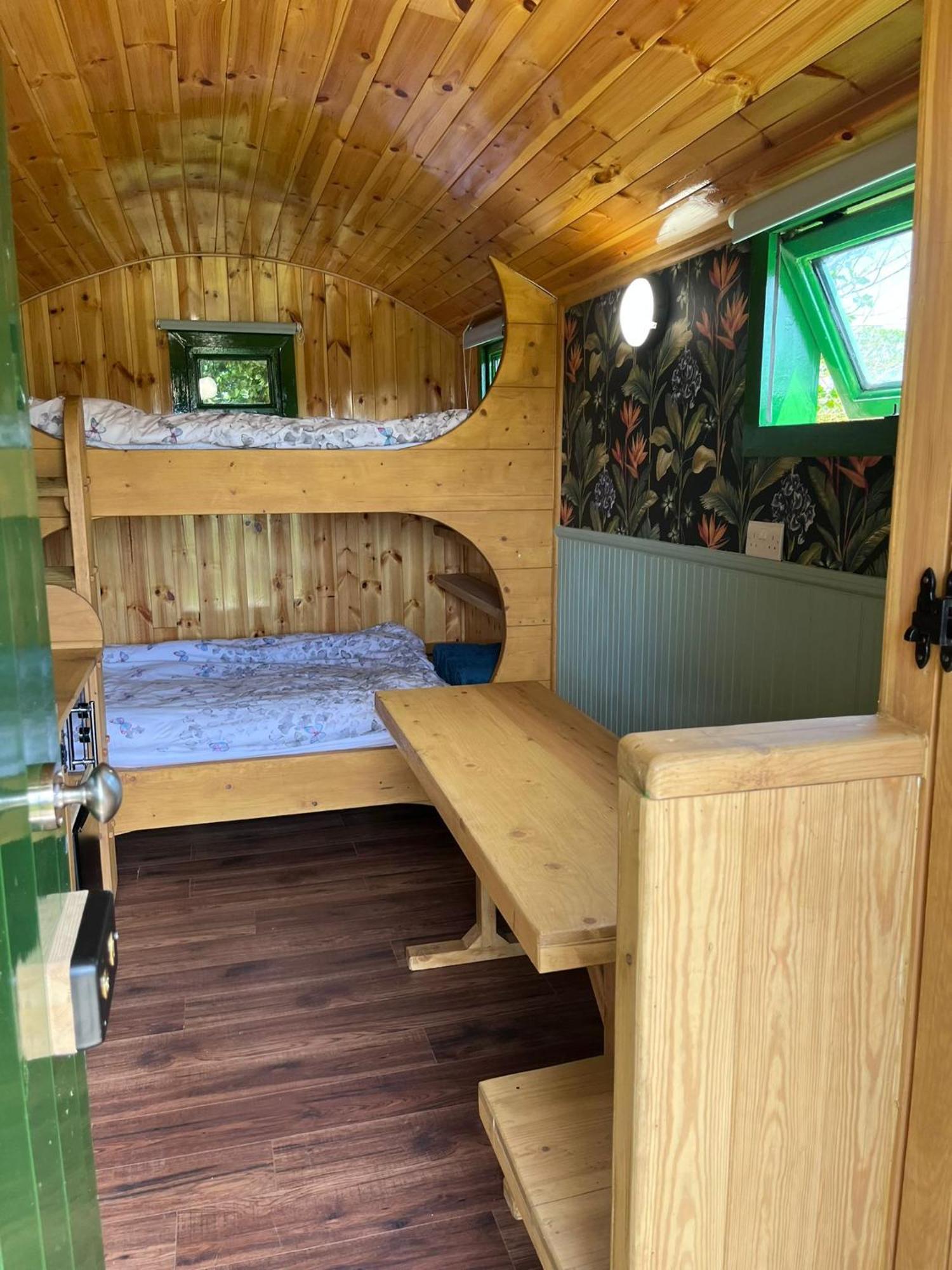 Woodie The Shepherds Hut - Sleeps 4 Apartment *